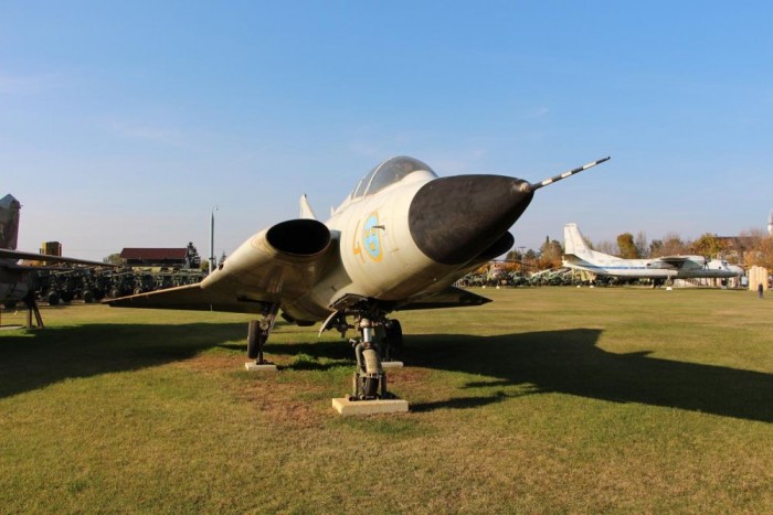 A Saab 35 Draken J 35D kódjelű verziójában szolgált Rolls-Royce hajtómű, az Avon szériából. Ez az 1950-es években fejlesztett erőforrás váltotta le a még belső égésű Merlin motorokat, és lett a gyártó egyik legsikeresebb konstrukciója a II. világháború utáni időszakban. 