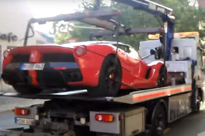 Nálunk összetörték, Münchenben lopóautó jött egy LaFerrariért