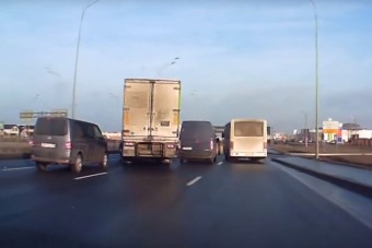 Ez a kamionsofőr úgy tolja, mint egy Jedi