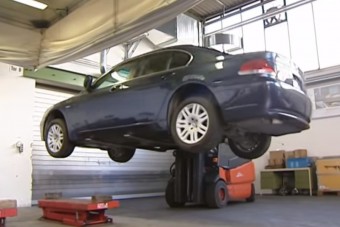 Szívfacsaró tökéletes autókat széttépve látni