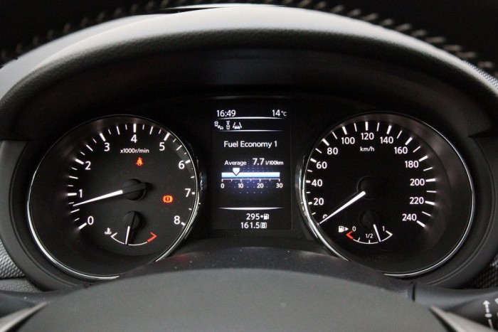 TFT kijelző a hagyományos kerek műszerek között