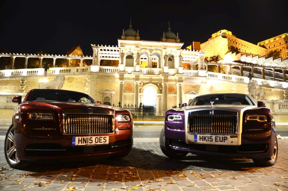 Két Rolls-Royce jelenléte nehezen felfogható a budapesti éjszakában, főleg annak tudatában, hogy mindkettő kulcsa a mi zsebünket nyomja. A képen jól látszanak az apró különbségek a két kivitel között.