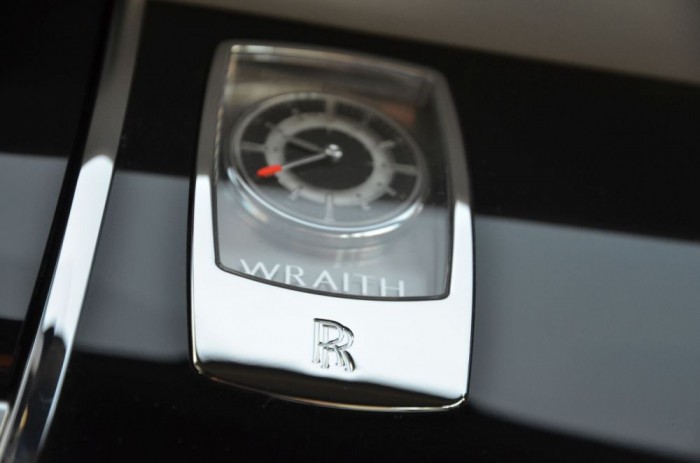 Ghost vagy Wraith: te melyiket választanád? 10 A wraith szó északi, skót eredetű, leginkább szellemet, kísértetet, lidércet jelent. A Rolls-Royce amúgy is előszeretettel használ hasonló jelentésű szavakat modelljeinek megnevezésénél, így a Phantom, Ghost mellett teljesen jól megfér a Wraith is.