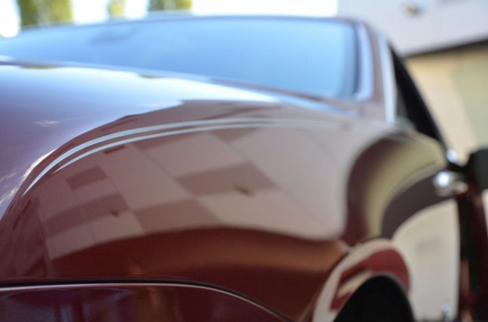 Ghost vagy Wraith: te melyiket választanád? 6 A legendás, kézzel húzott dekorációs vonal. Ezt egy, igen, egyetlen egy mester készíti Goodwoodban. Jelenleg Mark Court végzi ezt a munkát, aki hirdetési táblák festése után kapta meg ezt a komoly, szellemileg kimerítő feladatot.
Utódját még mindig keresi, eddig két jelentkező hullott ki a rostán, az egyik saját fia volt, aki végül a fafeldolgozó részlegen folytatta a munkát. Tehát ha biztos a kezed, és kész vagy évekig 6 méter hosszú autók oldalát pingálni, a lehetőség nyitott.