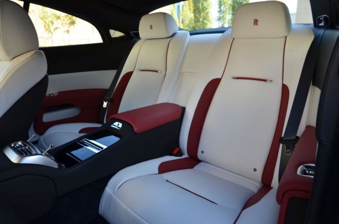 Ghost vagy Wraith: te melyiket választanád? 11 | Vezess A Rolls-Royce esetén szó sincs 2+2 ülésről, hátsó értelmetlen kínpadokról. Aki ide bekászálódik, az is fejedelmi kényelemben utazhat.