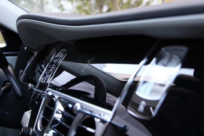 Ghost vagy Wraith: te melyiket választanád? 9 Annyi lakkot kapott a belső, hogy szinte minden felület tükröződik. Ez nem műszerfal, ez egy magas fényű, visszafogott, mégis kiemelkedő minőséget képviselő bútordarab.