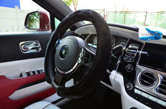 10 dolog, ami emberiség elleni bűntett egy Rolls-Royce-ban 1 Kormányvédő