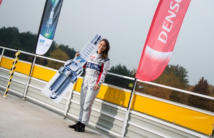 A nők nemcsak pózolni tudnak a versenyautókkal 5 A Denso Irriudum TT kampánya újra felfedezi Európa néhány elveszett F1-pályát az által, hogy ellátogat a csehországi Masarykba, az ausztriai Österreichringbe és a franciaországi Spa-Francorchamps-be.