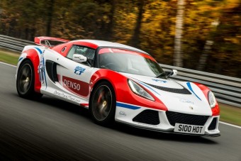 A nők nemcsak pózolni tudnak a versenyautókkal