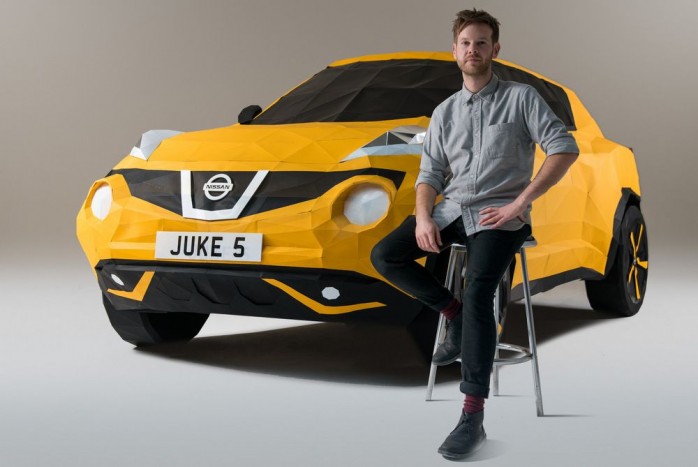Életnagyságú papírautóval ünnepel a Nissan 13 Életnagyságú papírautóval ünnepel a Nissan 13