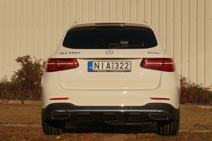 Fenejó autó az új X3-as Mercedes 90 Bár a 2,2 literes dízel a katalógusban impozáns adatokat mutat, a GLC 250d nagy tömege miatt valójában nem olyan gyors, mint a látványos farkiképzés sejtetné