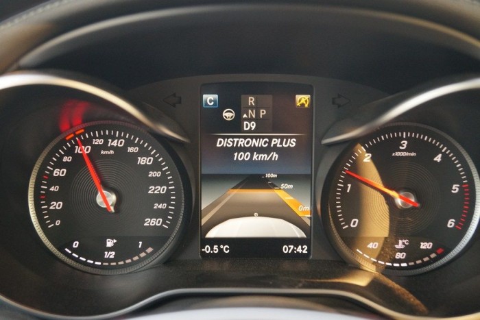 Száznál szinte alapjáraton ketyeg kilencedik(!) fokozatban a motor