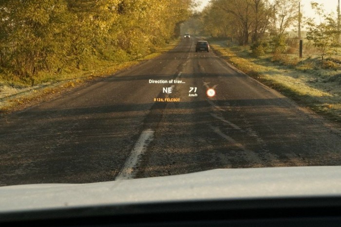 Fenejó autó az új X3-as Mercedes 96 A Head-Up Display képe éles és fényes, az információtartalom hasonlóan komplex, mint az etalon BMW-nél