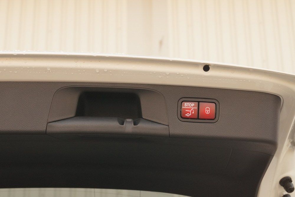 A hátsó ajtó nyitási magassága állítható, a csomagtérfedelet természetesen motor emeli
