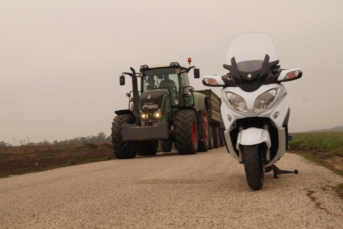 Komoly, nagy gép, elég nehéz is, ami jót tesz a stabilitásnak, rosszat a fogyasztásnak