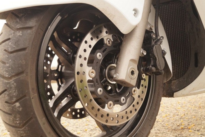 Teszt: Suzuki Burgman 650 Executive – 2015 6 Hatásos a dupla mellső tárcsafék, az ABS viszont túlérzékeny, egy kis murva vagy lejtőn való elpattogás összezavarja és nagyon megnőhet a féktáv ilyenkor