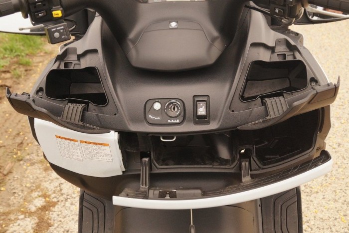 Teszt: Suzuki Burgman 650 Executive – 2015 9 Nem az a kihívás, hogy elhelyezzük a telefont, tárcát, lakáskulcsot a Burgmanban, hanem hogy emlékezzünk rá, mit hova is tettünk