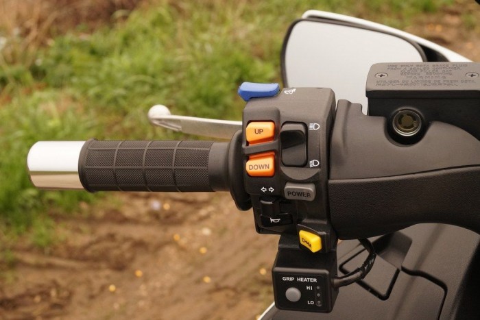 A narancssárga gombokkal öt előre beállított fix áttétellel imitálhatunk váltós motorozást