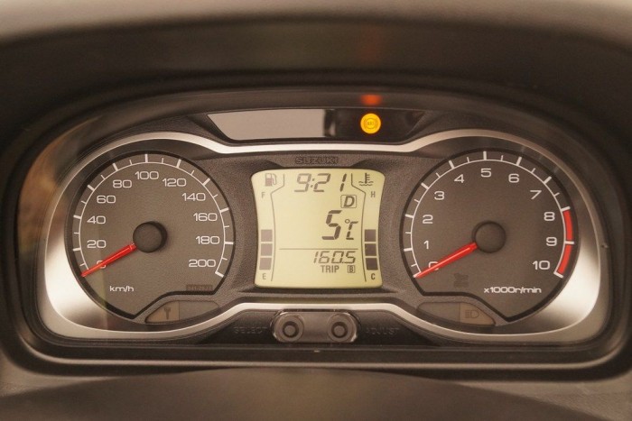 A műszerfal mint egy autóé, még hőmérő is van a menüben