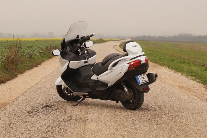 Teszt: Suzuki Burgman 650 Executive – 2015 8 A 650-es Burgman negyed tonnájával és sok kényelmi extrájával már-már autós komfortot kínál két keréken