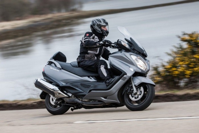 Teszt: Suzuki Burgman 650 Executive – 2015 11 Kellemesen dönthető, stabil, súlyos túragép a Nagyburgman, jobban otthon érzi magát a kanyargós vidéki utakon, mint a nagyvárosban