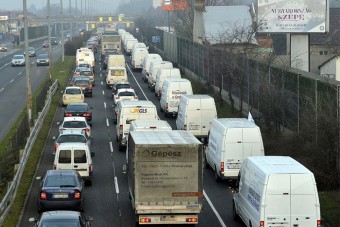 Szépen beállt M5-bevezető, 4 km-es dugó