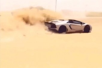 Homokkal csaptak tele egy Lamborghinit a sivatagban