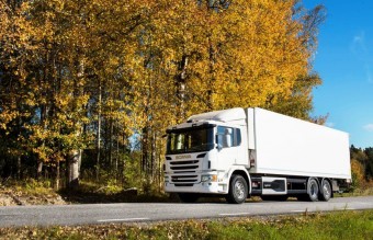 Hibrid csomagot cipel ez a teherautó