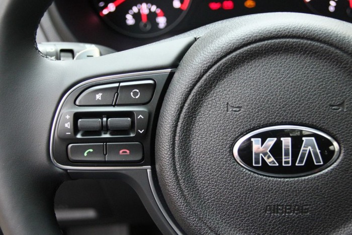 Tengernyi gomb került a kormányra