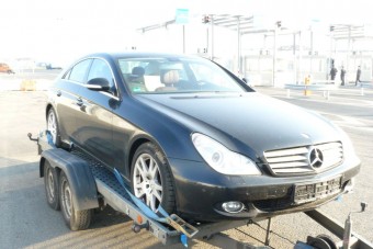 Lopott luxusautókat fogtak a határon