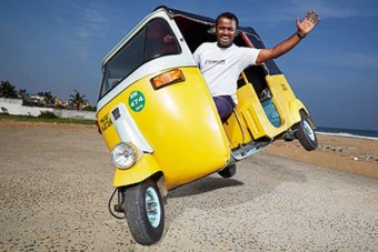 Hajmeresztő rekord egy motorizált riksával