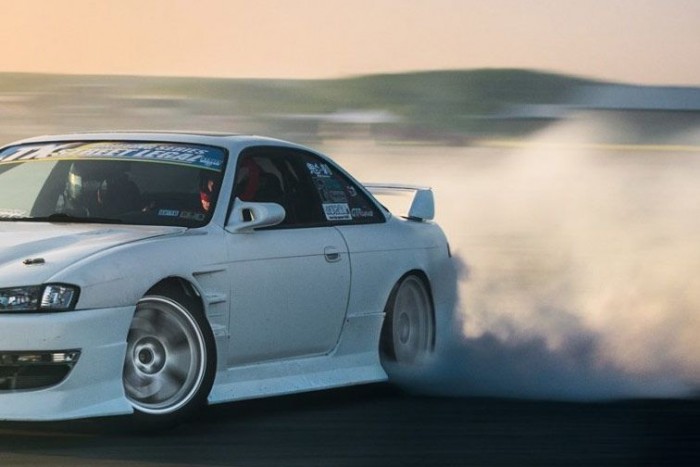 A garázsban törte össze autóját a marha