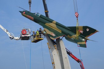 Vadászgép tűnt fel egy kecskeméti körforgalomban