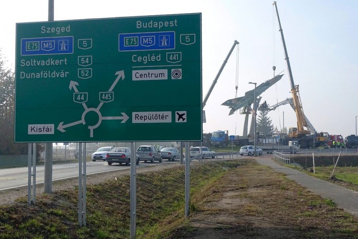 Vadászgép tűnt fel egy kecskeméti körforgalomban 1