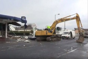 Az év rablása - markolóval tépték ki az ATM-et