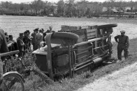 1944 Magyarország Kistarcsa - Felborul teherautó a Szabadság úton, háttérben a Széchenyi utca házai látszanak - Lissák Tivadar