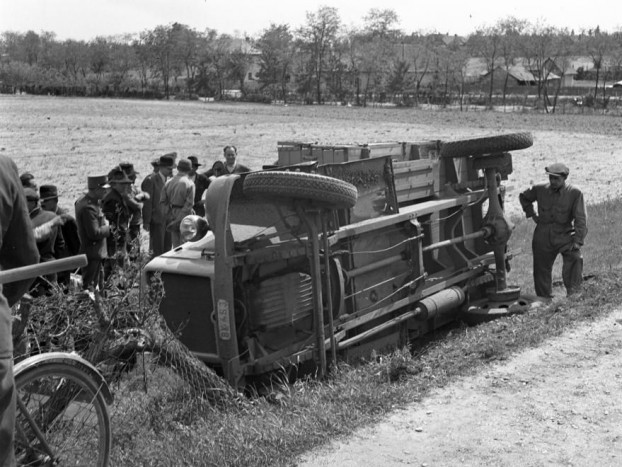 Öt kép bizonyítja, hogy az autóbaleset nem mai találmány 3 1944 Magyarország Kistarcsa - Felborul teherautó a Szabadság úton, háttérben a Széchenyi utca házai látszanak - Lissák Tivadar
