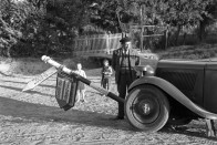 1944 Magyarország Valkó-  Oszlopot döntött egy kocsi a Szabadság úton, jobbra a Széchenyi utca torkolata. - Lissák Tibor