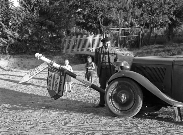 Öt kép bizonyítja, hogy az autóbaleset nem mai találmány 2 1944 Magyarország Valkó- Oszlopot döntött egy kocsi a Szabadság úton, jobbra a Széchenyi utca torkolata. - Lissák Tibor