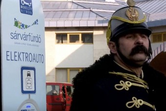 Villanyautóval viszik a huszárok a fürdőzőket