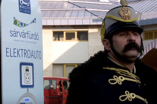 Villanyautóval viszik a huszárok a fürdőzőket