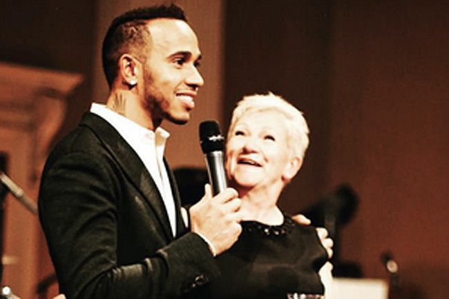 F1: Hamilton az anyukájával bulizott