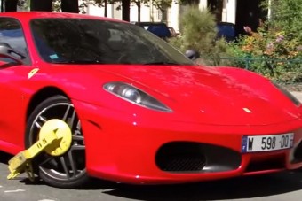 Megbilincselve rohad egy Ferrari Párizsban
