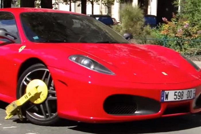 Megbilincselve rohad egy Ferrari Párizsban