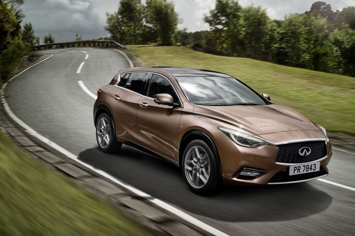 Vezettük: Infiniti Q30 8 | Vezess Az agyontuningolt sajtófotón a Liquid Copper, Folyékony Réz fantázianevű árnyalatban suhan a Q30