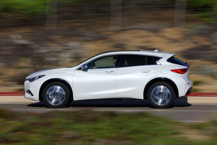 Vezettük: Infiniti Q30 11 | Vezess A lemezek hullámzásától és a nagy kerekektől igazán izgalmas a Q30 profilja
