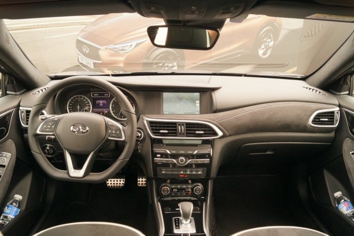 Vezettük: Infiniti Q30 9 | Vezess Aszimmetrikus, lendületes, érdekes vonalakkal rajzolt műszerfal, sok Mercedes-elemmel