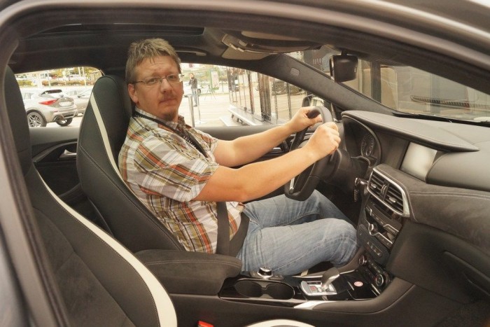 Vezettük: Infiniti Q30 15 | Vezess Elég passzentos, a tetőablakos kivitelben a tetőkárpit zavaróan behatárolja a fejteret az első traktusban is