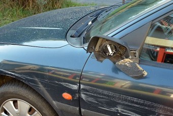 Három autó tükrét rúgta le, mert mérges lett egy nő miatt