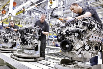 Menekültek dolgoznak a Mercedes-gyárban